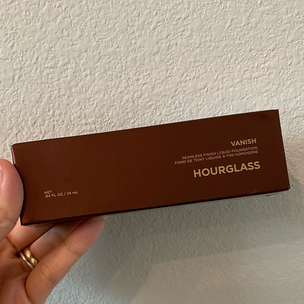 Hourglass vanish seamless liquid foundation in light beige
